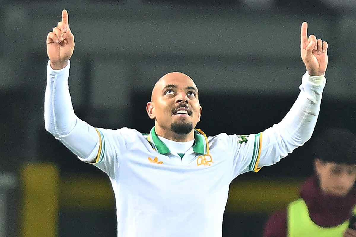 Il nuovo attaccante della Roma malen che gioisce per il gol al debutto