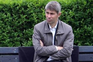 Frederci Massara mentre sta riflettendo sul da farsi