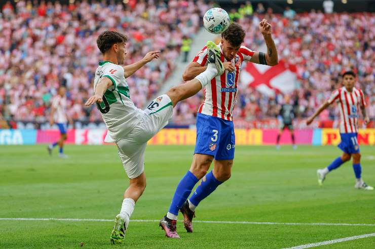 Il giovane Mendoza dell'Elche mentre cerca di rubare un pallone
