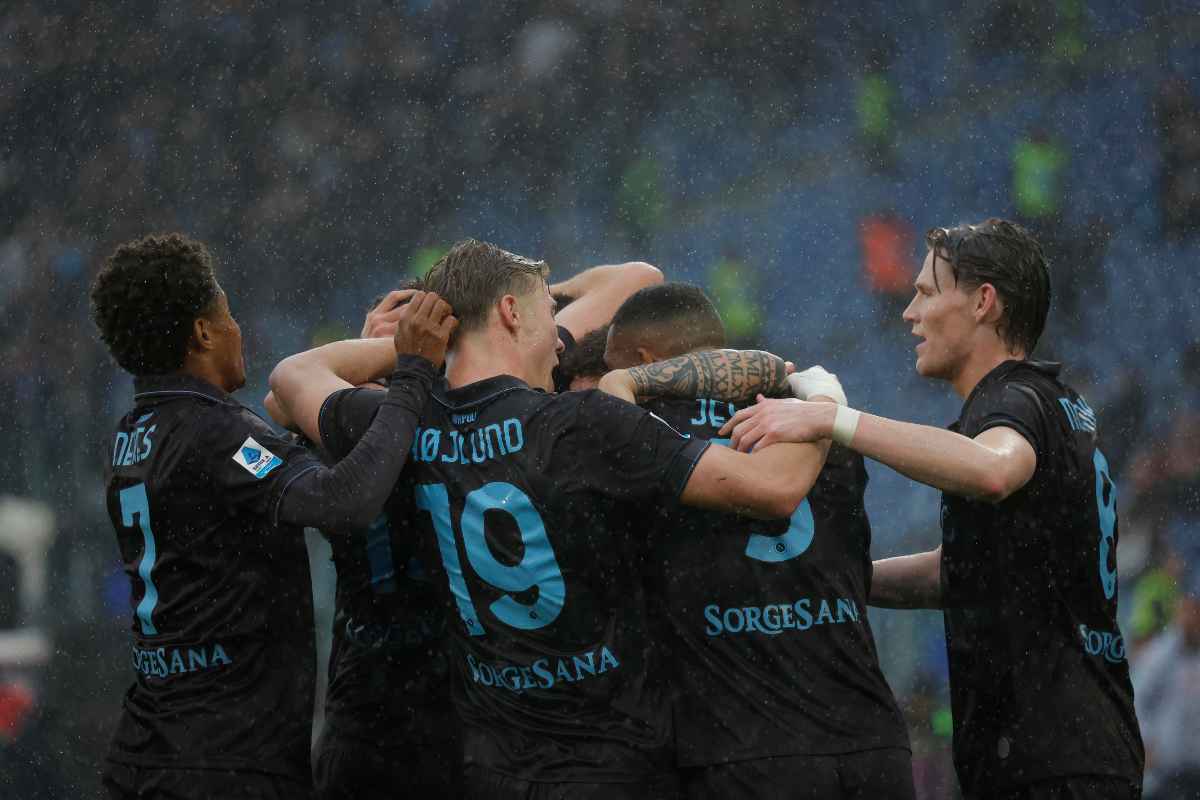 I giocatori del Napoli mentre festeggiano il gol alla Lazio