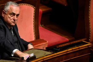 Il presidente della Lazio Claudio Lotito mentre sta al Senato in riflessione