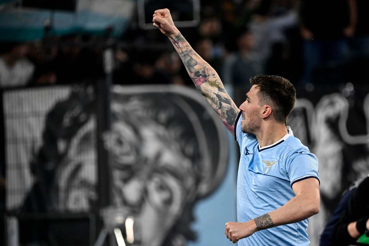 Alessio Romagnoli mentre festeggia l'ultimo derby vinto contro la Roma con un suo gol