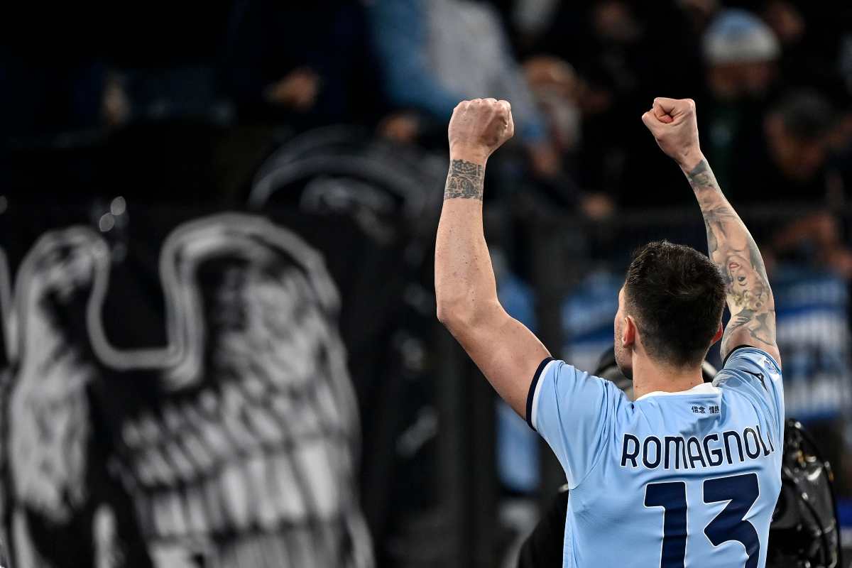 Alessio Romagnoli mentre saluta e ringrazia i suoi tifosi