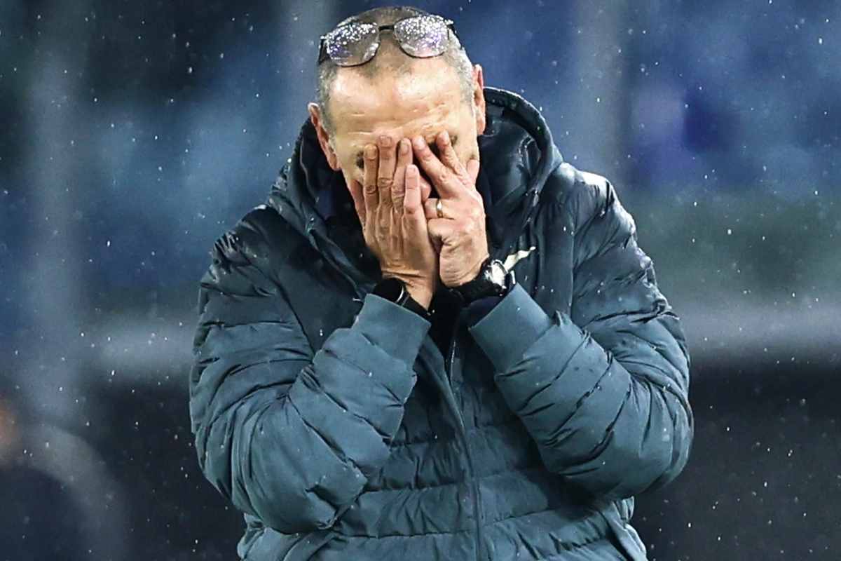 Maurizio Sarri mentre si dispera per una decisione arbitrale