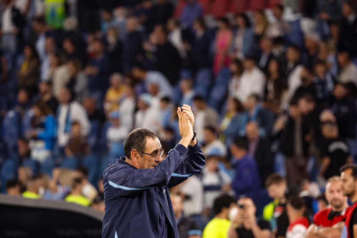 Maurizio Sarri durante l'inizio di una gara mentre saluta il pubblico biancoceleste