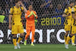 Il portiere dell'Inter Sommer mentre sprona i suoi compagni