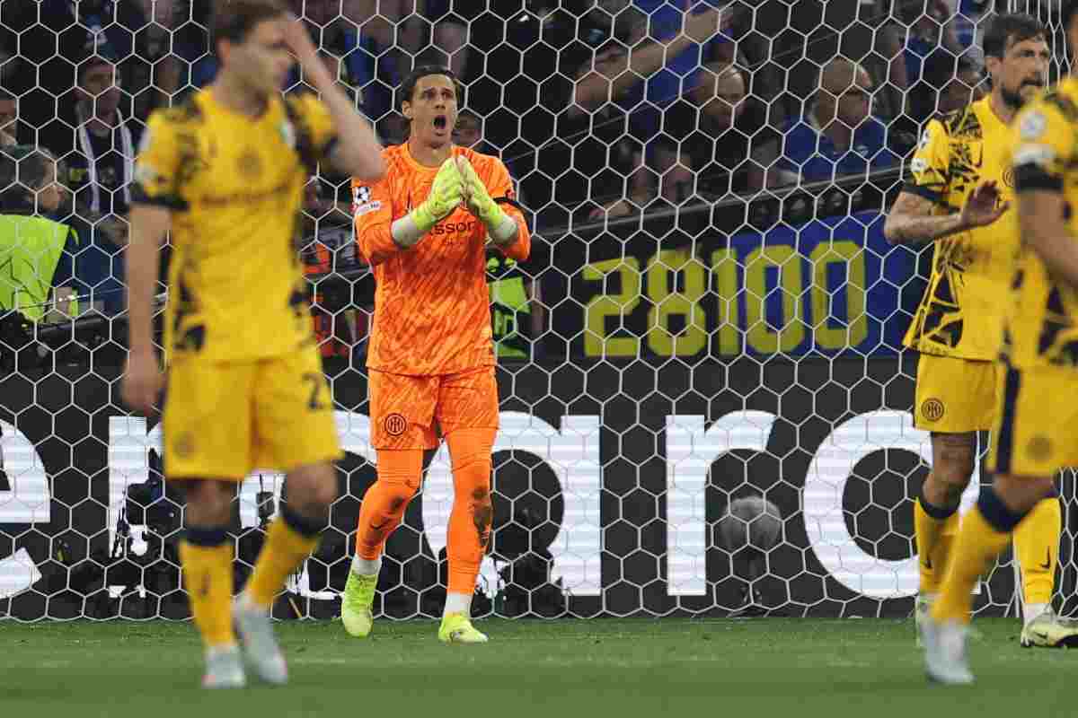 Il portiere dell'Inter Sommer mentre sprona i suoi compagni