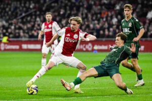 Taylor il centrocampista dell'Ajax mentre cerca di segnare