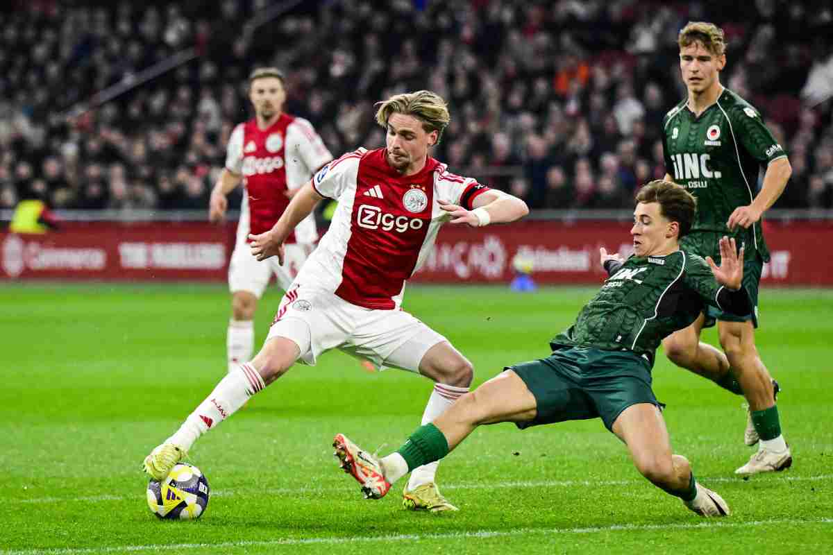 Taylor il centrocampista dell'Ajax mentre cerca di segnare