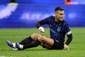 Lautaro Martinez in un momento di relax durante una partita
