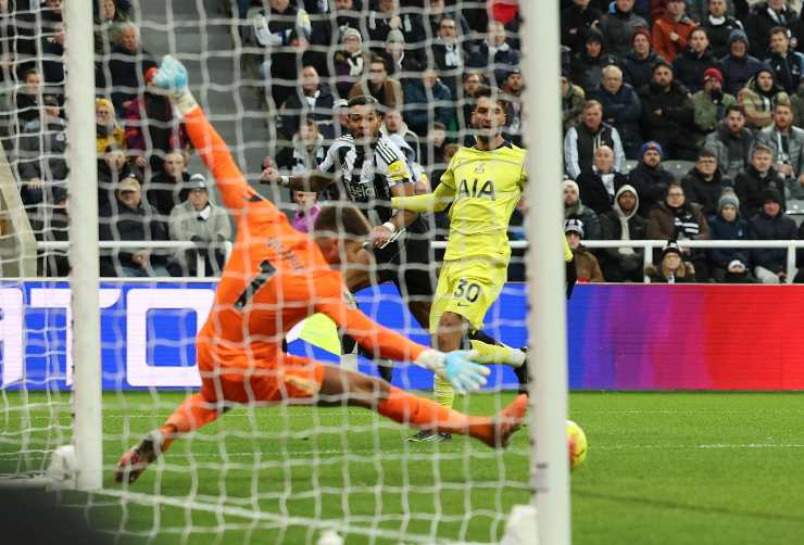 Il portiere del Tottenham e della nazionale italiana Vicario mentre fa una parata