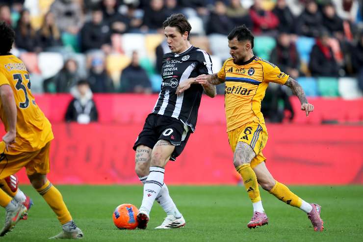 Nicolò Zaniolo mentre cerca di districarsi in mezzo agli avversari