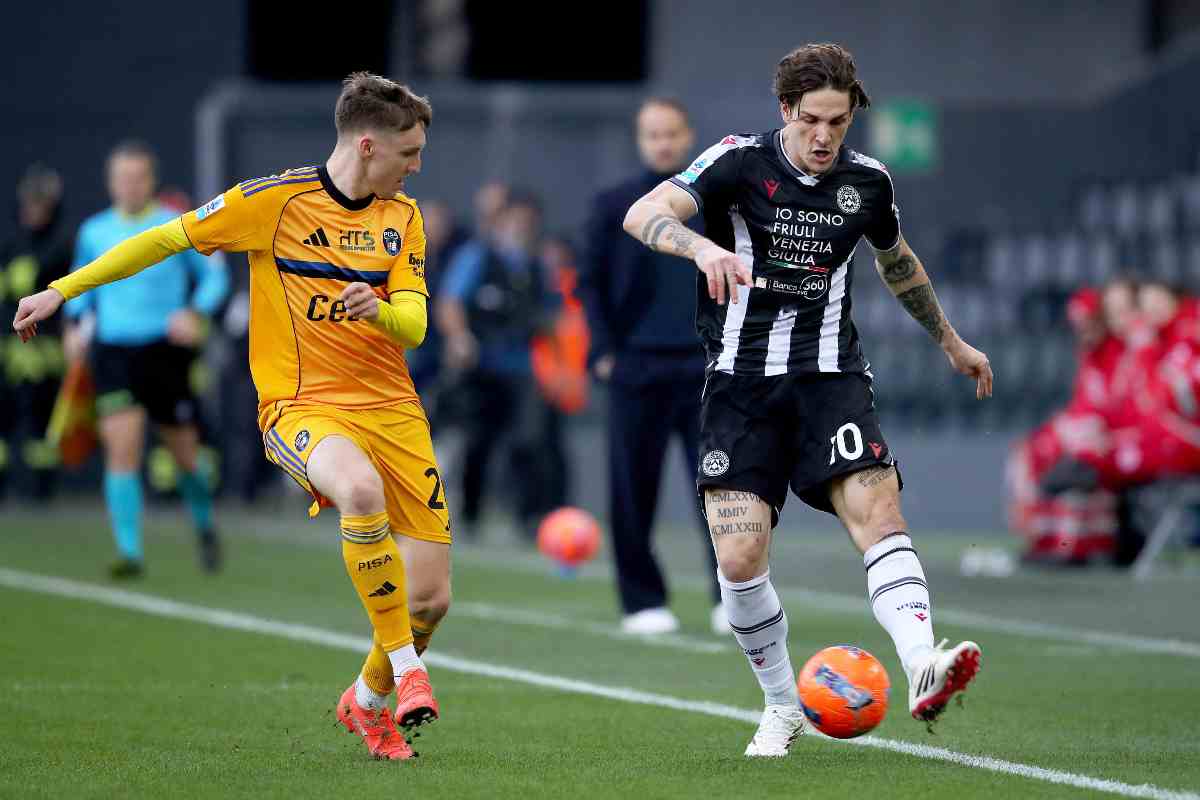 Nicolò Zaniolo durante un tentativo di dribbling