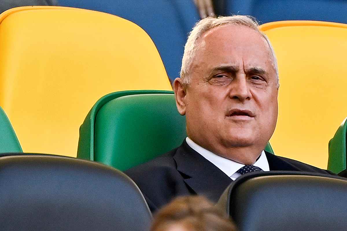 Lotito seduto allo stadio