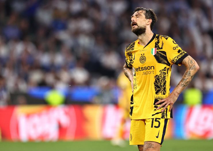 Acerbi sconsolato per aver subito un gol in piena area