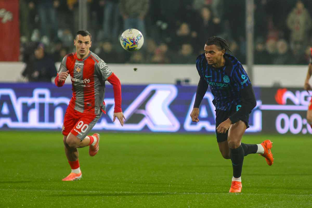 Il centrale dell'Inter Akanji dopo un intervento difensivo