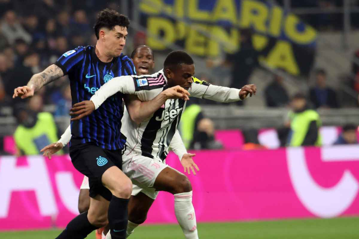 Bastoni mentre cerca di contrastare Kalulu in Inter-Juve