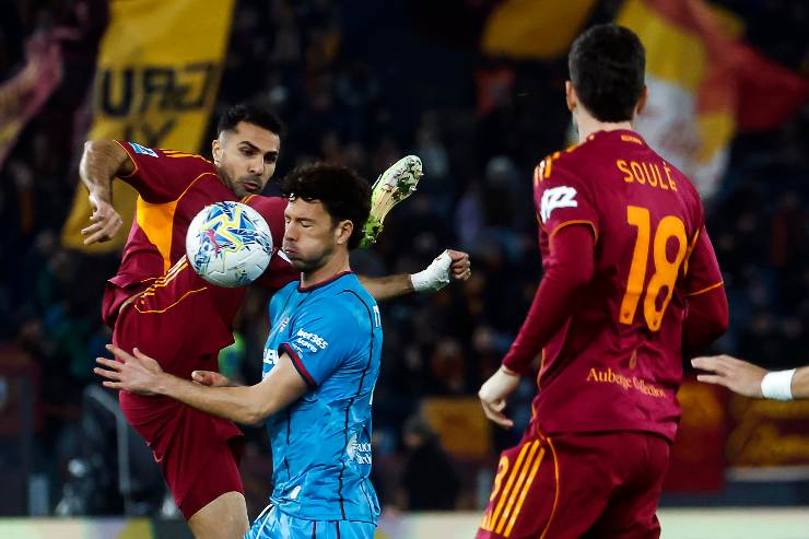 Il giocatore della Roma Celik in azione durante la gara col Napoli