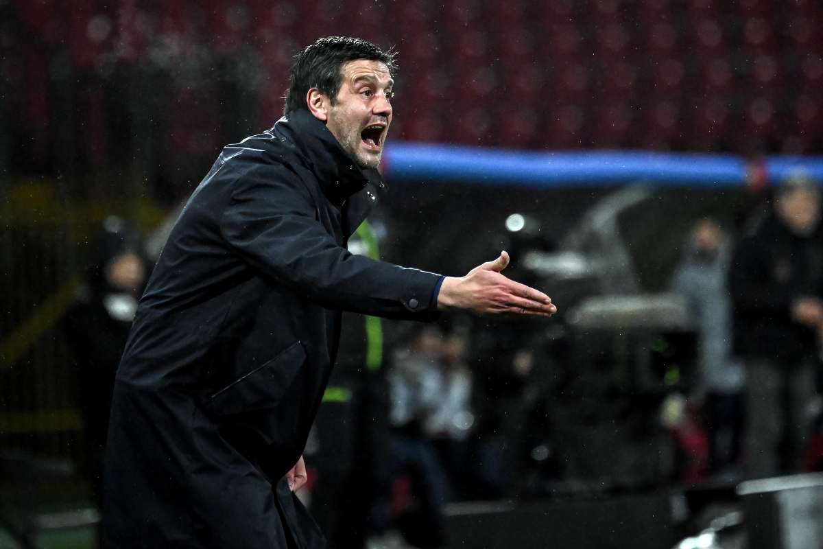 Christian Chivu mentre esorta i suoi giocatori a non mollare