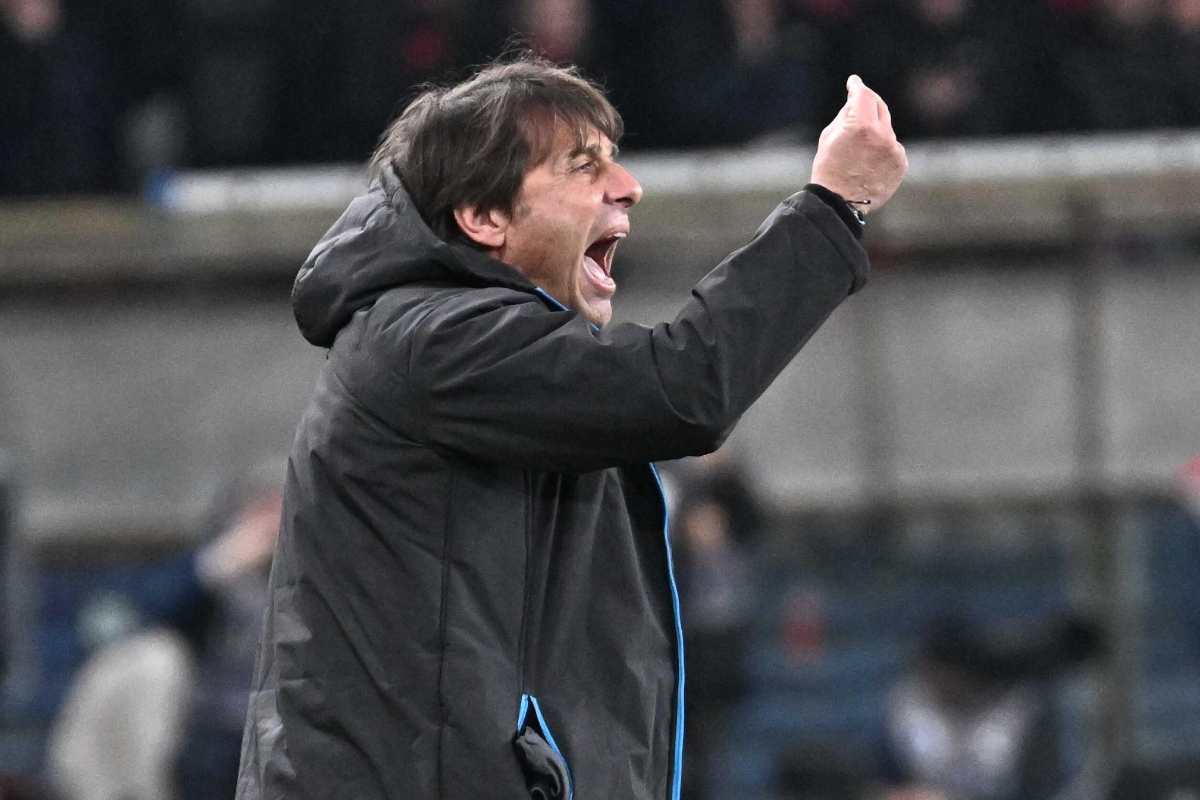 Antonio Conte che se la prende con l'arbitro