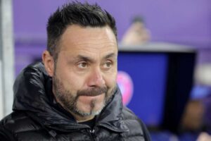 Roberto De Zerbi mentre riflette sulle scelte da fare