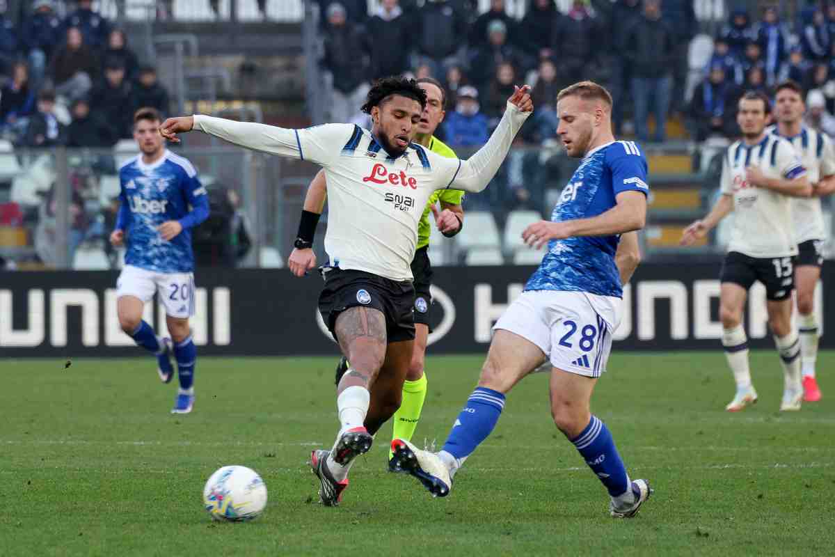 Ederson mentre cerca di contrastare un avversario durante la gara col Como