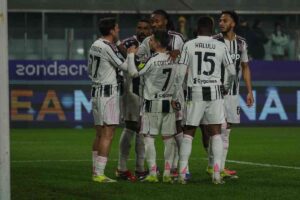 I giocatori della Juventus si abbracciano dopo un gol