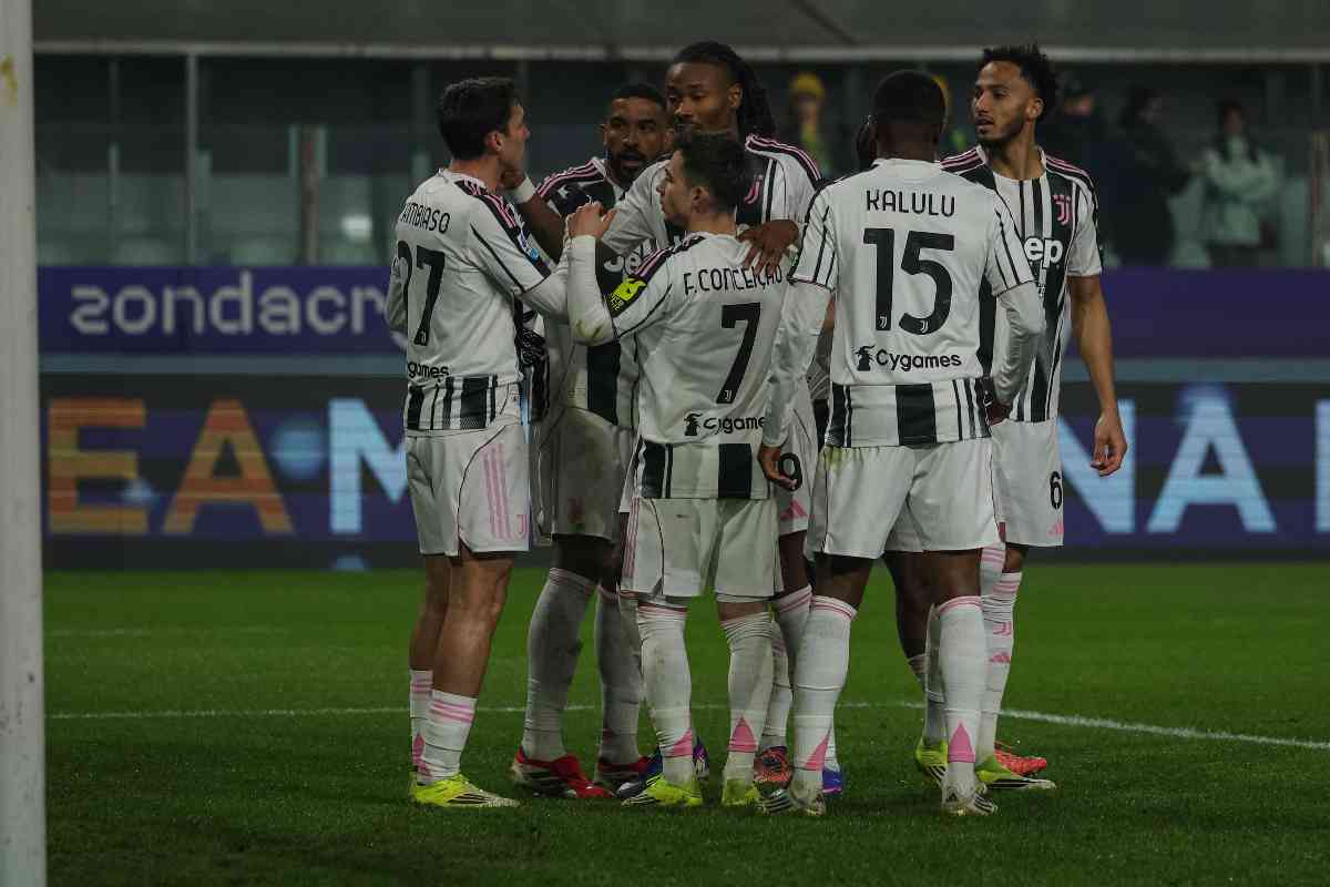 I giocatori della Juventus si abbracciano dopo un gol
