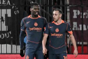 Il centrocampista dell'Inter che parla con una compagno di squadra