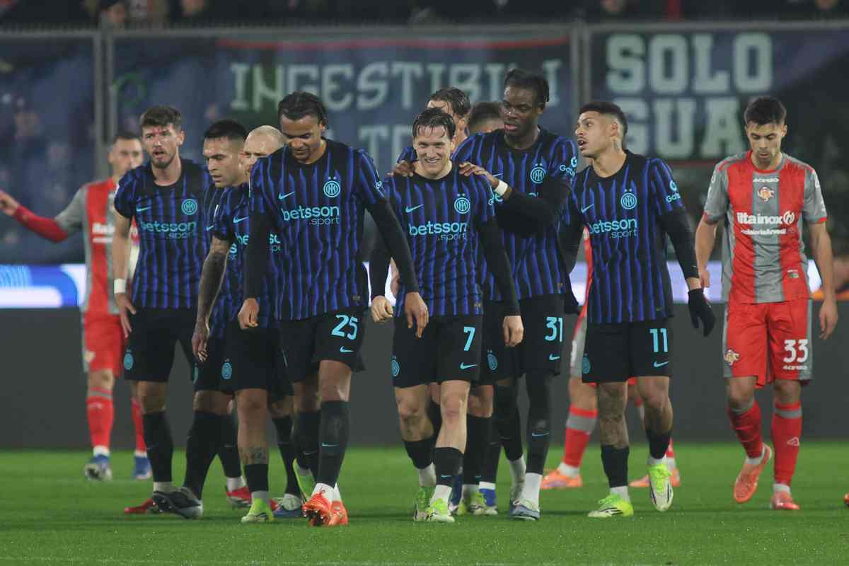 I giocatori dell'Inter che festeggiano Zielinski contro la Cremonese