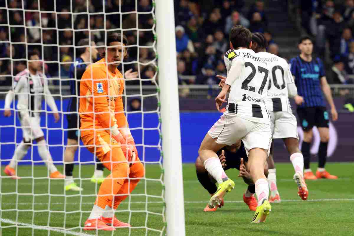 Un momento concitato della gara Inter Juve dopo la rete di Locatelli