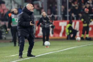 Vincenzo Italiano che cerca di incoraggiare i suoi giocatori contro la Lazio
