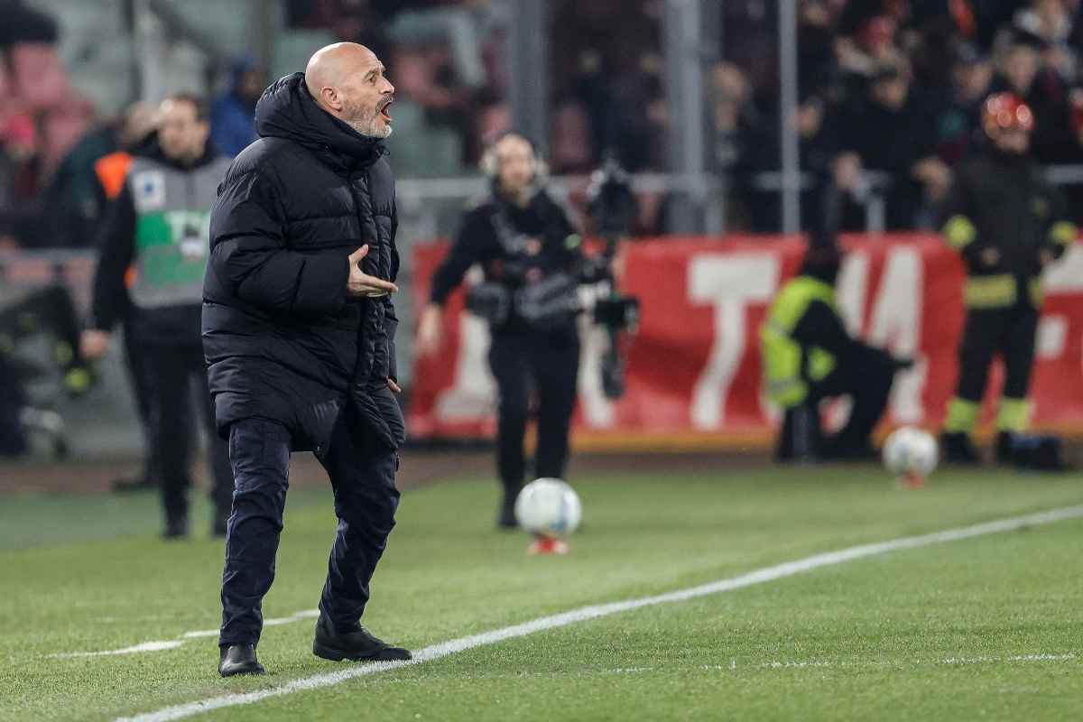 Vincenzo Italiano che cerca di incoraggiare i suoi giocatori contro la Lazio