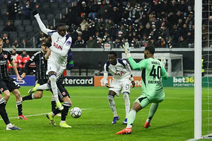 L'attaccante del Tottenham Kolo Muani menre prova a segnare