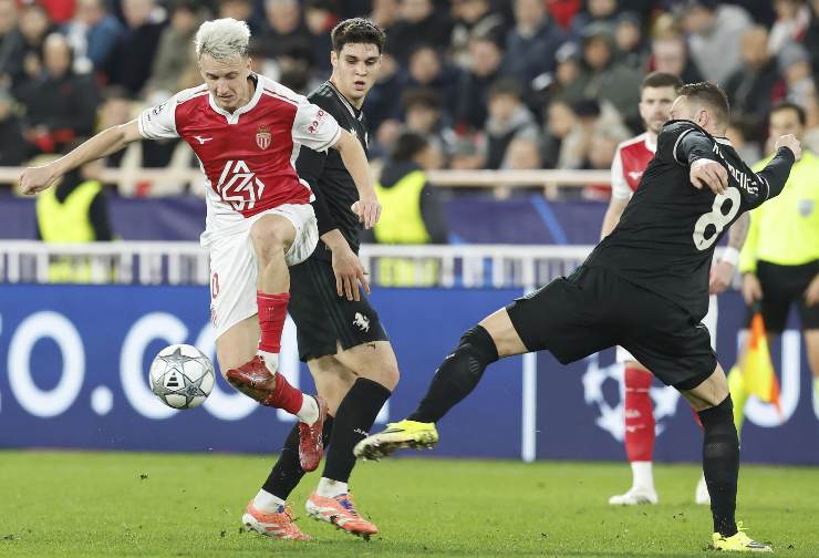 Il giocatore della Juventus Koopmeiners mentre tenta un contrasto