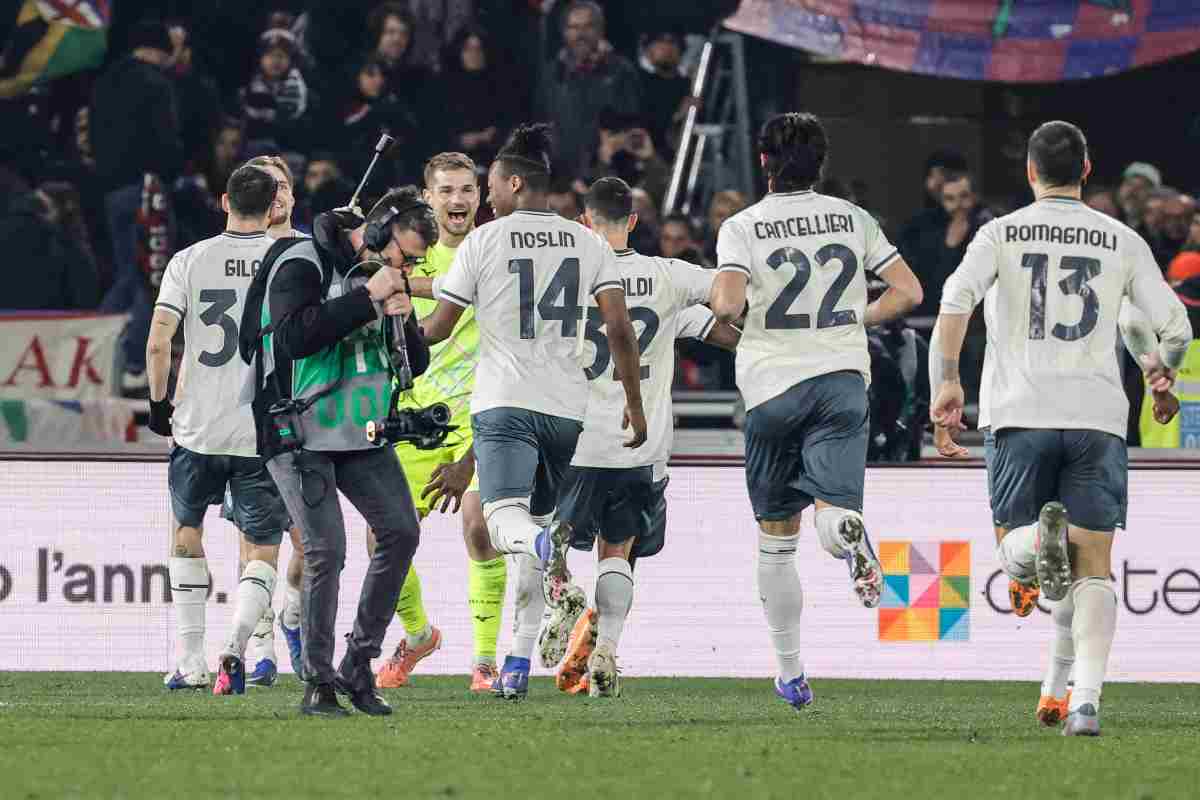 I giocatori della Lazio festeggiano la vittoria in coppa Italia col Bologna