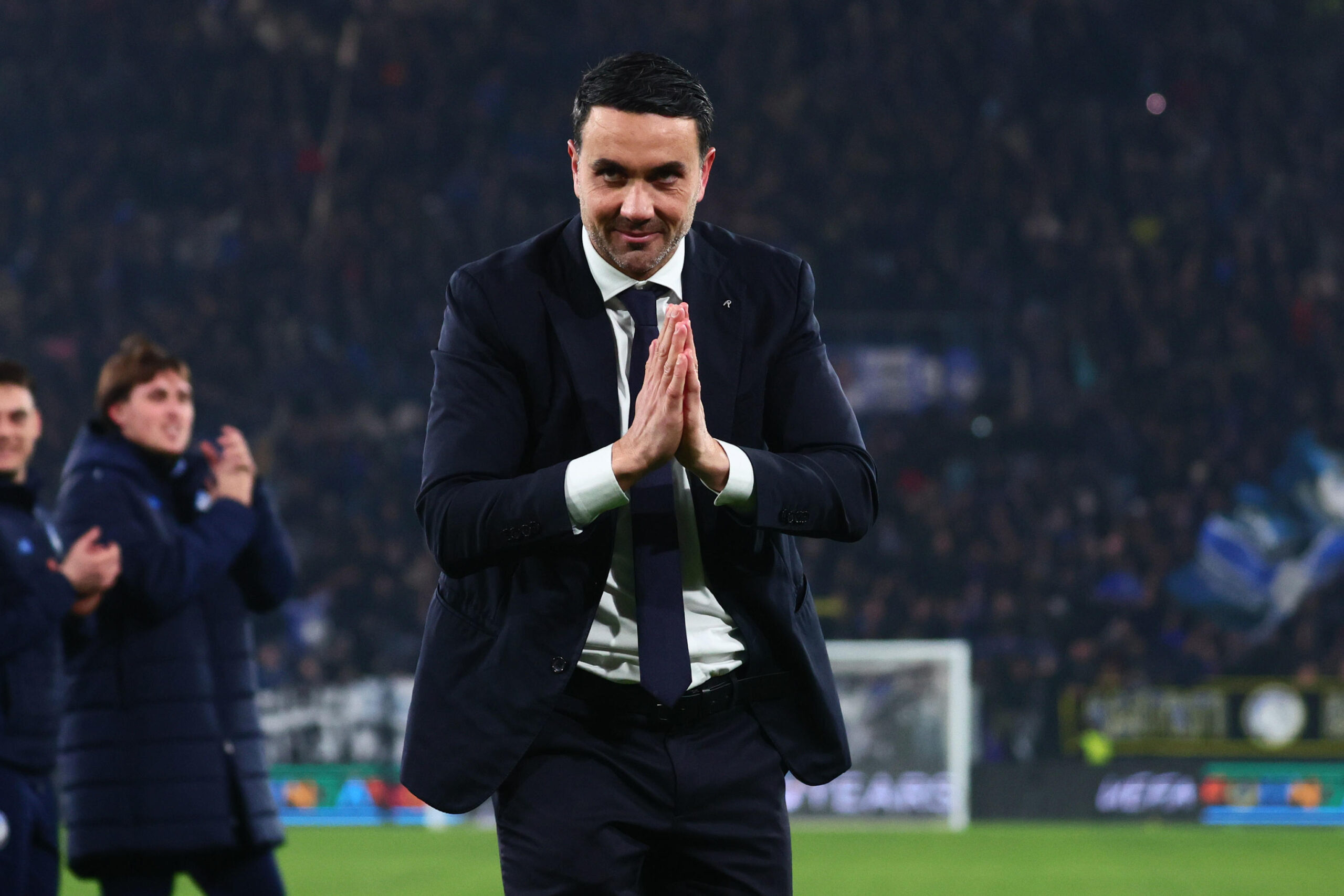 Palladino che ringrazia i tifosi dell'Atalanta dopo la vittoria sul Borussia