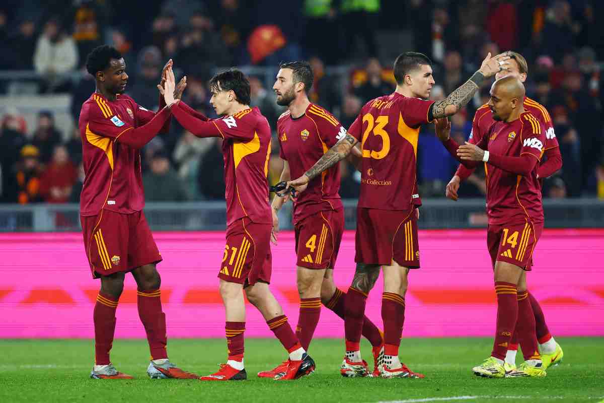 I giocatori della Roma che festeggiano dopo un gol