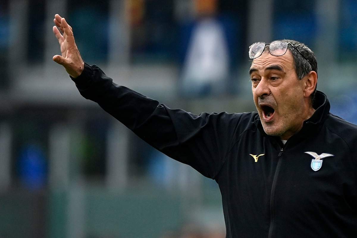 Maurizio Sarri mentre prova a caricare i suoi giocatori