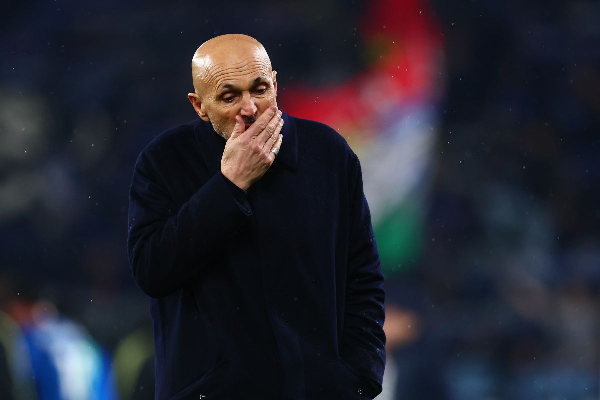 Luciano Spalletti mentre s'interroga sulla sconfitta