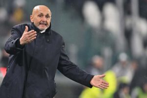 Luciano Spalletti mentre organizza la sua squadra in campo