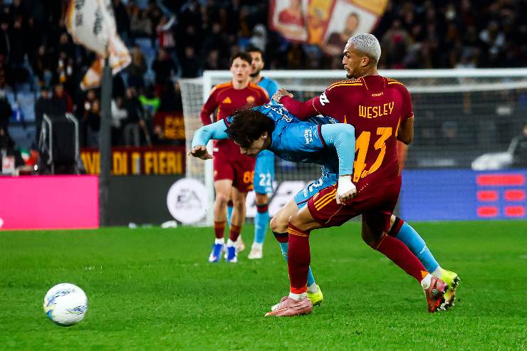 Il laterale della Roma Wesley in azione contro il Napoli