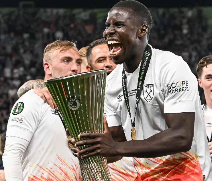 L'ex calciatore del Chelsea Zouma mentre festeggia la vittoria in Conference League