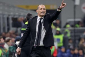 Massimiliano Allegri sprona i suoi giocatori durante il derby
