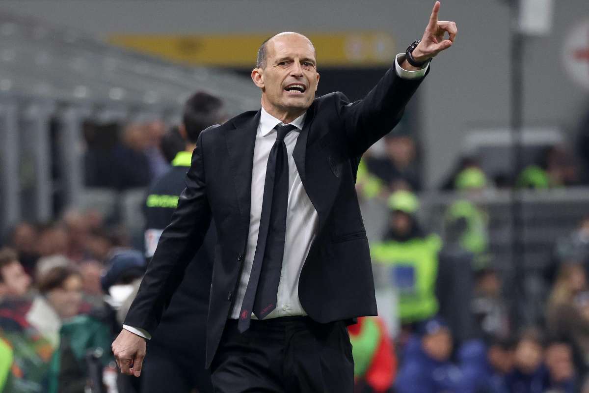 Massimiliano Allegri sprona i suoi giocatori durante il derby
