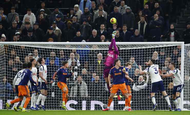 Vicario mentre compie una bella parata con la maglia del Tottenham