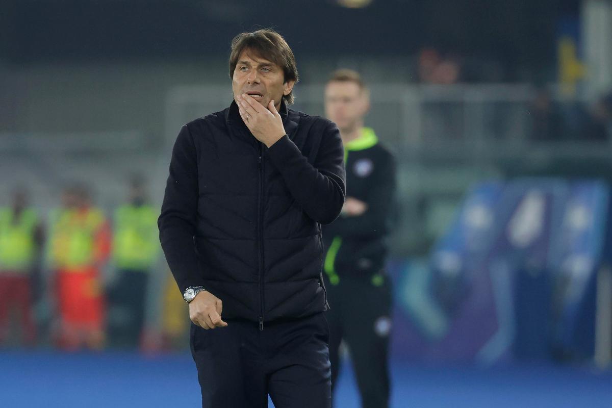 Antonio Conte mentre riflette sulle scelte da fare