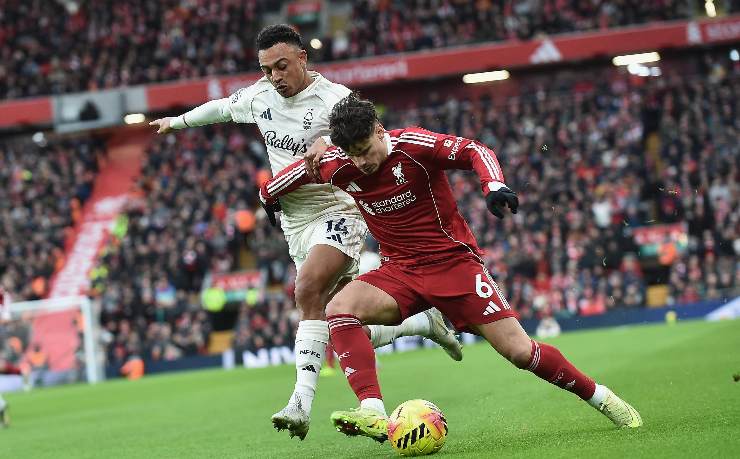 Ndoye che cerca di togliere il pallone a un avversario del Liverpool