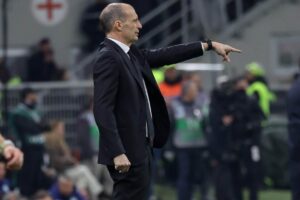 Massimiliano Allegri merntre indica la via della vittoria nel derby
