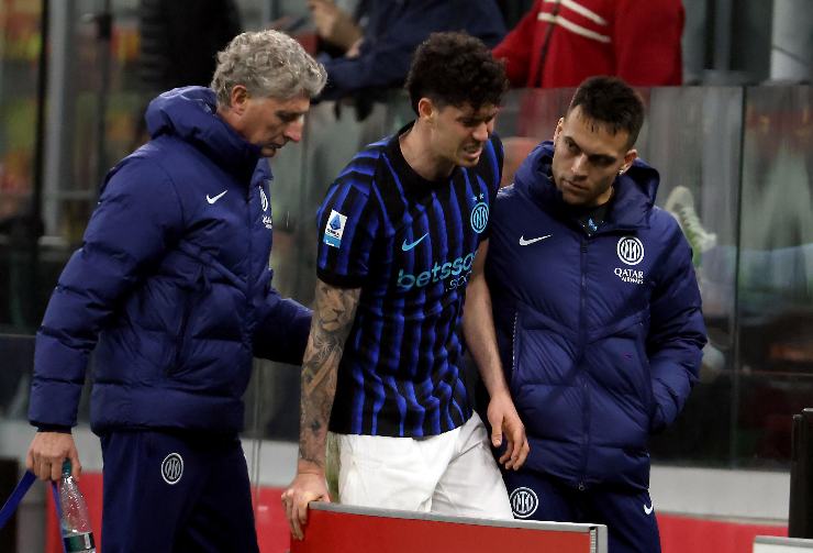 Il difensore dell'Inter Bastoni mentre esce infortunato 